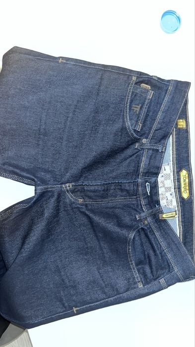 Джинсы темносинего цвета