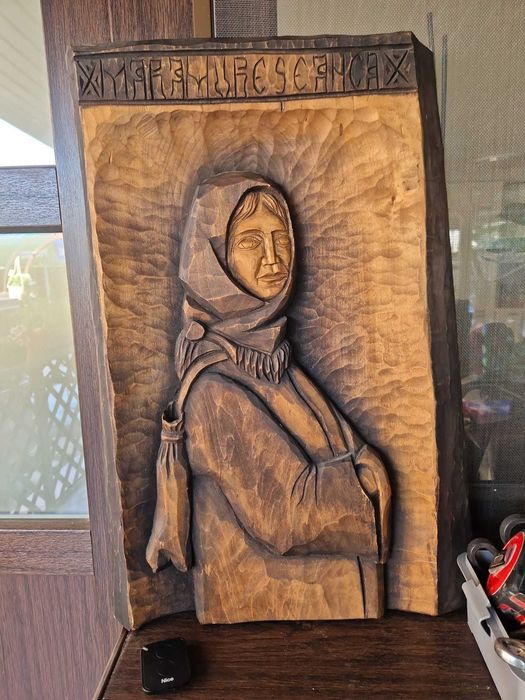 Sculptură veche din lemn masiv, sculptată manual – femeie în port tradițional, piesă decorativă unicat, MARAMUREȘEANCA