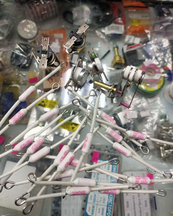 Термостаты, термопредохранители , предохранители.