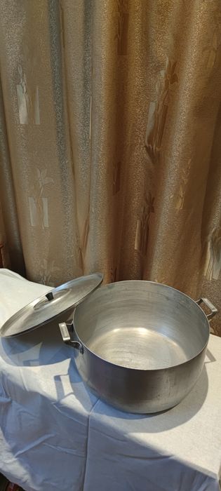 Кастрюля алюминиевая.