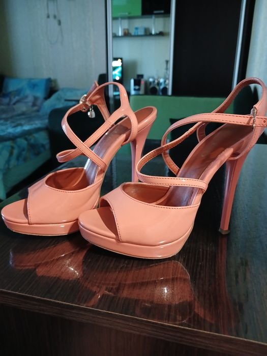 Продам босоножки на шпильке