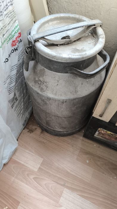 Продам флягу б.у и стулья крепкие