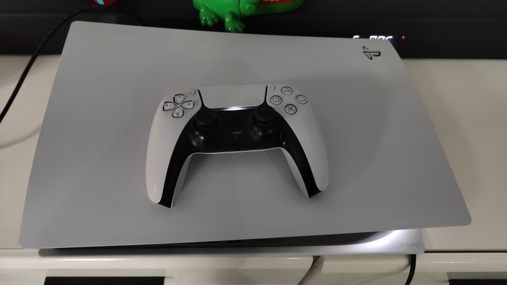 Playstation 5 (Ps5) disc edition + controller + cutie