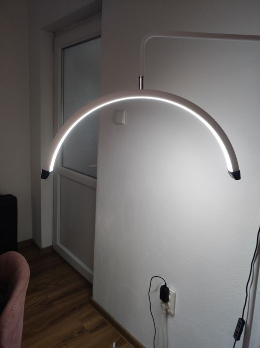 Lampă semilună cu intensitate reglabilă