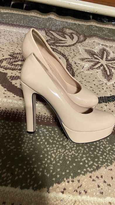 Продам туфли бежевые.Размеры 38.