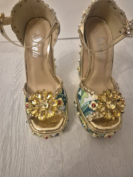 Sandale noi , mărimea 37