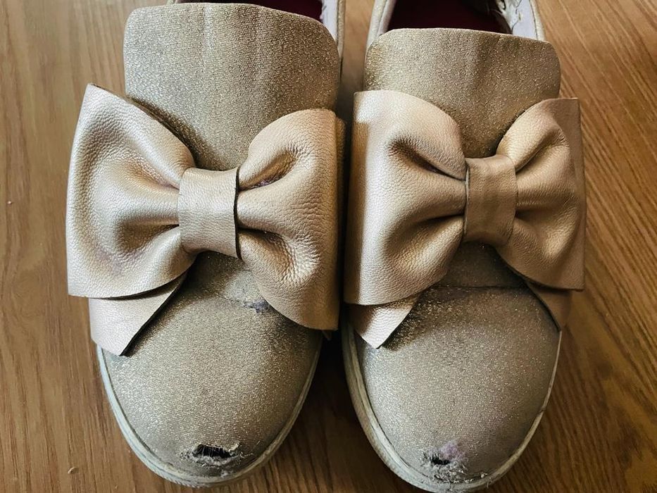 Золотистая обувь с бантом