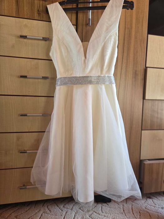 официална рокля на марката Cocoon в ХС размер,цвят екрю