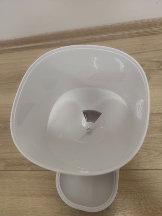 Автоматична хранилка за домашен любимец