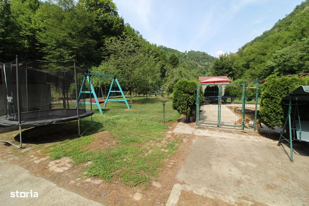 Vând casă P+E+M în Govăjdia, la 14km de Hunedoara, teren 1100mp, garaj