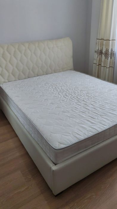 Кровать с матрасом.