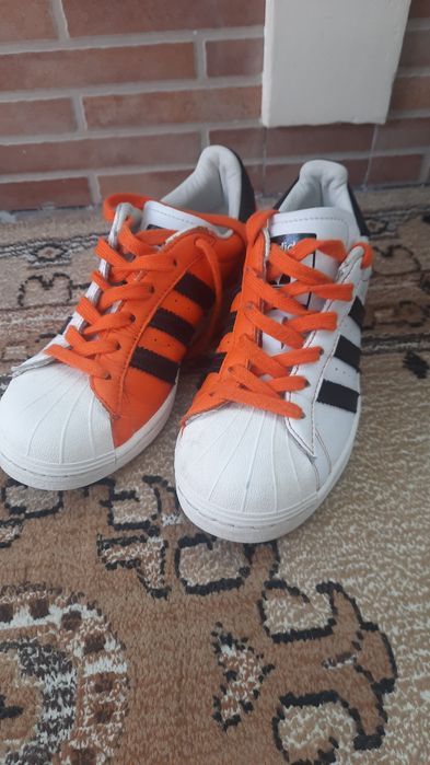 Adidași marca Adidas