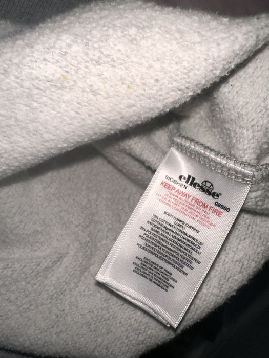 Дамски дрехи  – горнища, спортна рокля и тениска