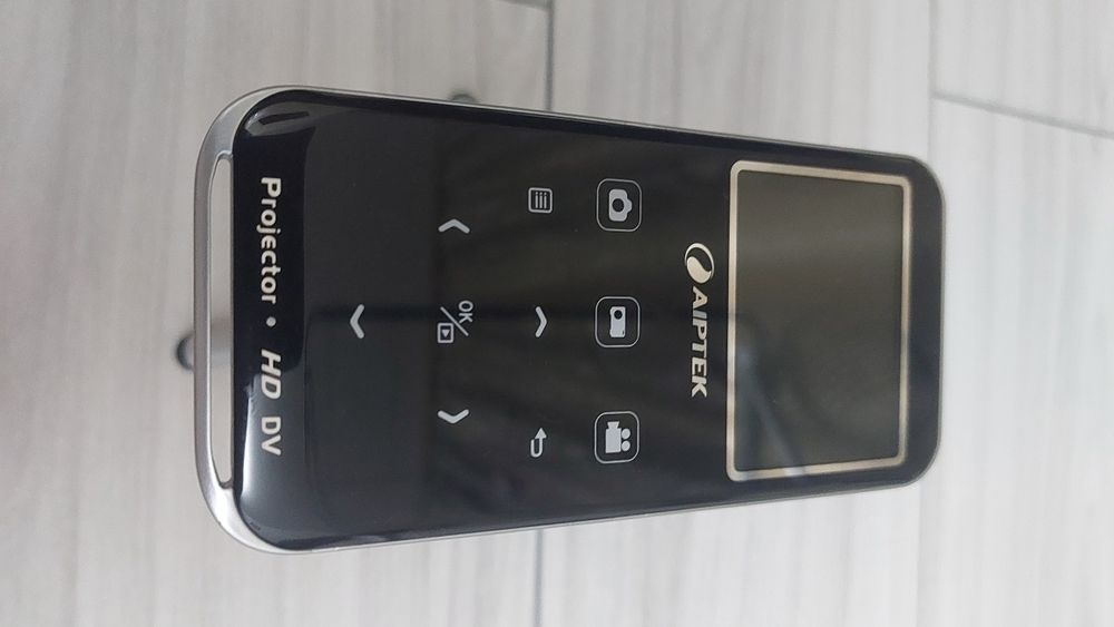 Videoproiector portabil cu trepied și card