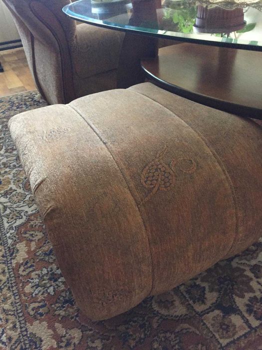 Мебели за хол-диван, два фотьойла и една табуретка.