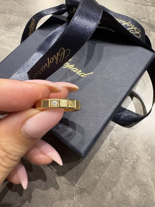 Chopard -златен пръстен ice cube с диамант