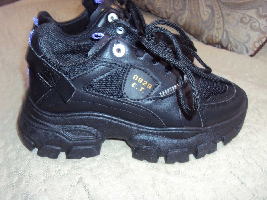 Новые кроссовки 36 размера.