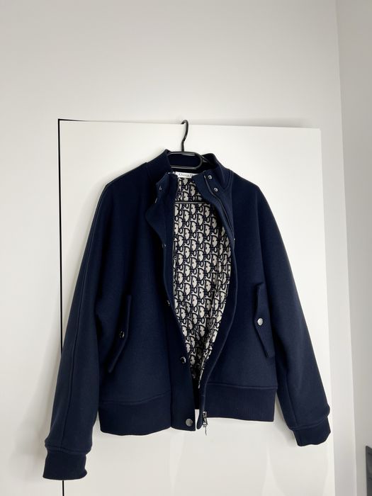 Jachetă bleumarin Dior – Design elegant și rafinat