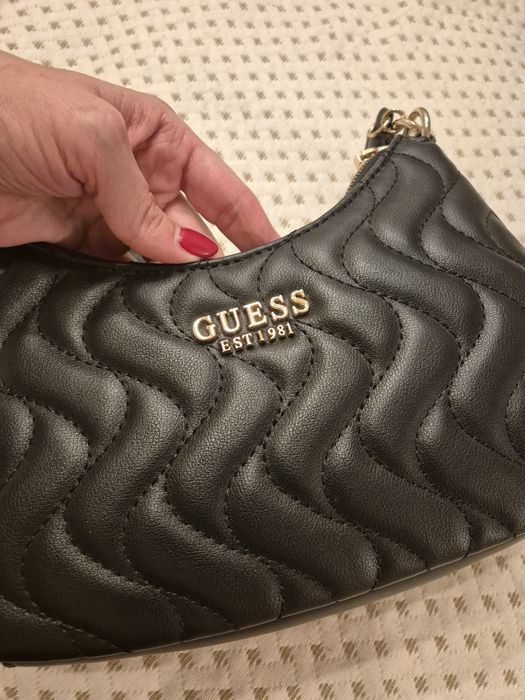 Чисто нова оригинална черна чанта за рамо Guess с метална верижка