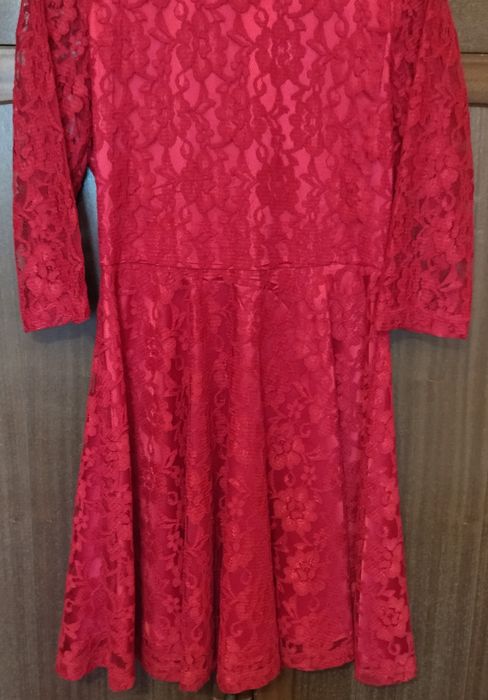 Платье красное, гипюр