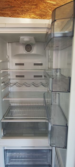 Vând combina frigorifica Beko