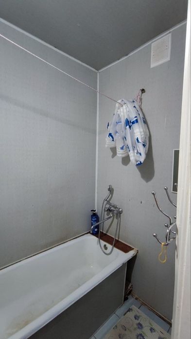 Bez makler Srochno 2 xonali Kvartira sotiladi.