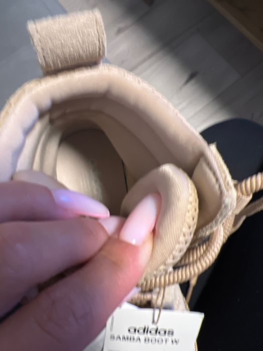 Сникърс и на Адидас