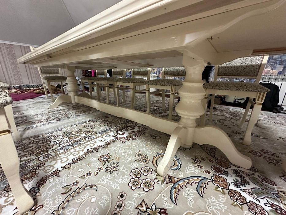 Обеденный стол для 12 человек