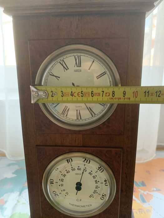 Старинен стенен часовник с термометър