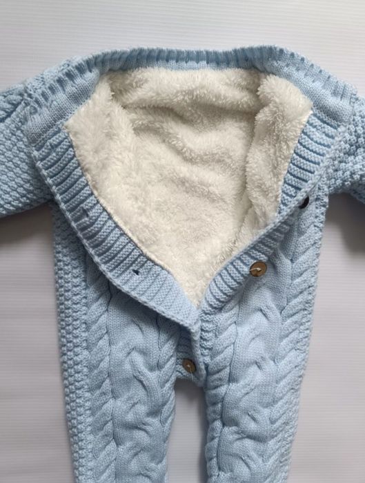 Вязаный комбинезон с шапочкой