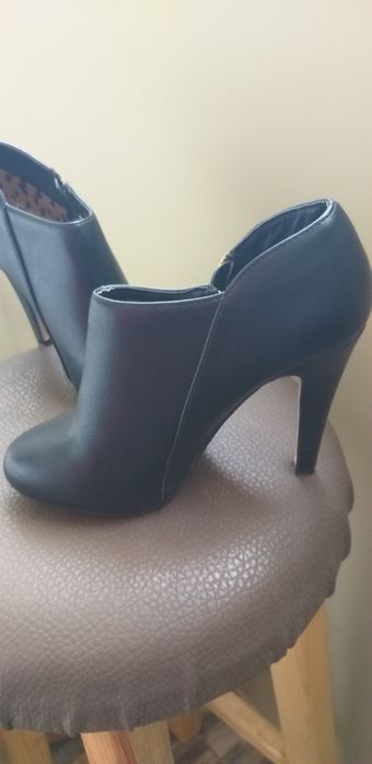 Обувки с висок ток