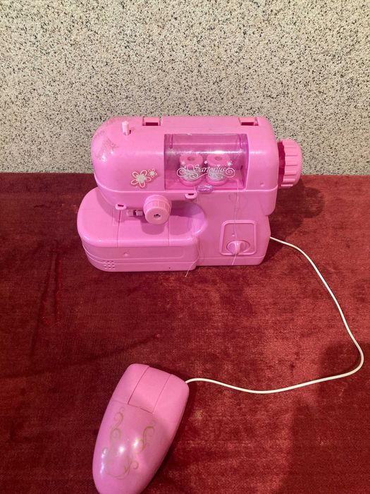 Кукли, прахосмукачка, микрофон и други играчки