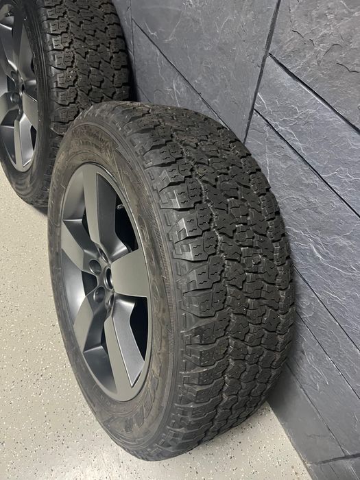 Продам Резину с дисками на Defender 255/60/20