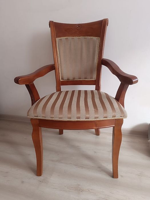 Стул с подлокотниками