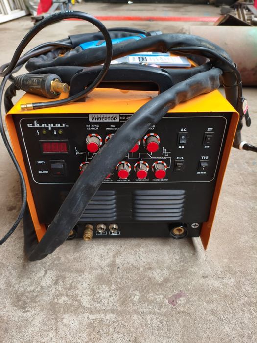 Сварочный инвертор СВАРОГ TIG200P