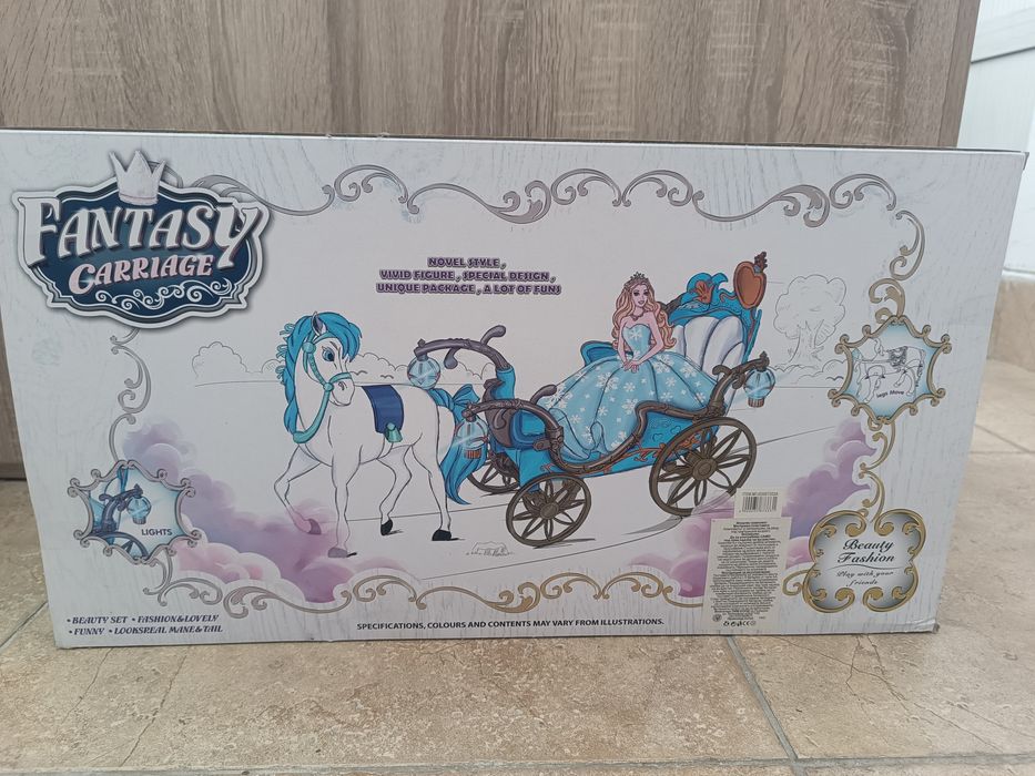 Каляска с кукла и конче