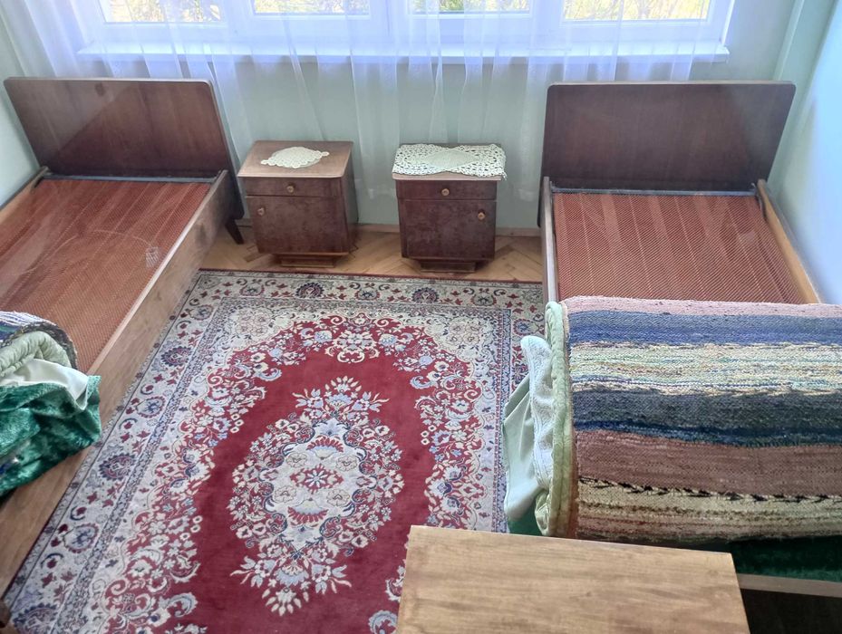 Продавам  спален  комплект ;  2 легла  с  пружини,  2 нощни  шкафчета ,  трикрилен  гардероб  и  тоалетка  с  огледало.