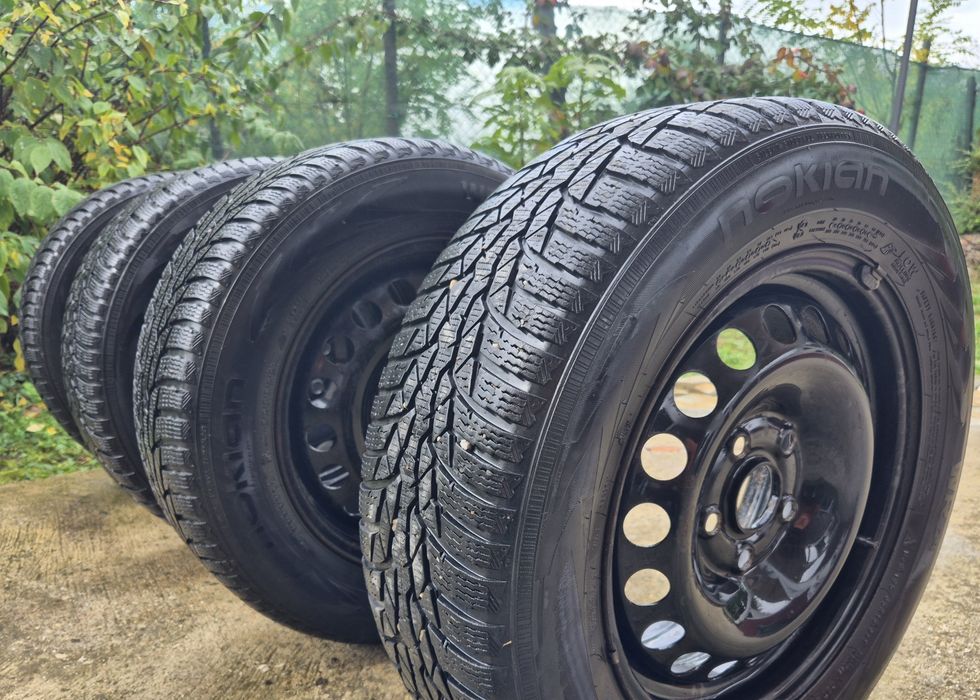 Vând roți iarna jenți tablă + anvelope Nokian