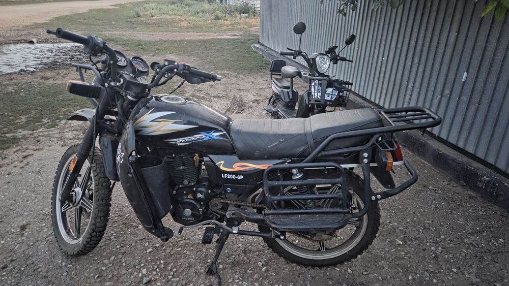 Продам мотоцикл 200кубиков,