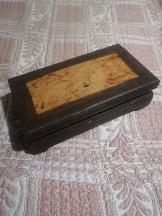 Стара дървена кутия