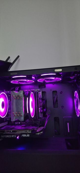Vând unitate PC impreuna cu monitor Samsung si microfon birou razer.
