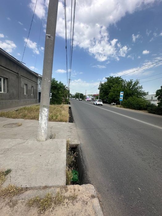 Продает участок вдоль дороги 1-линя