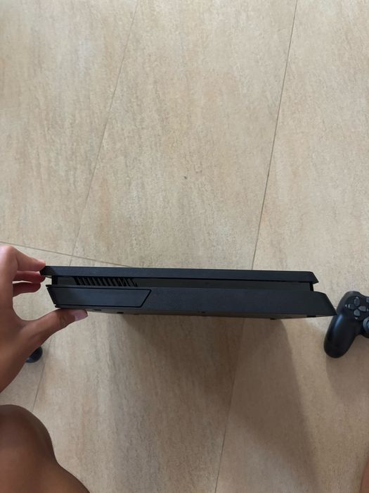 Playstation 4 slim de 1 tb , cu 2 controllere si 9 jocuri