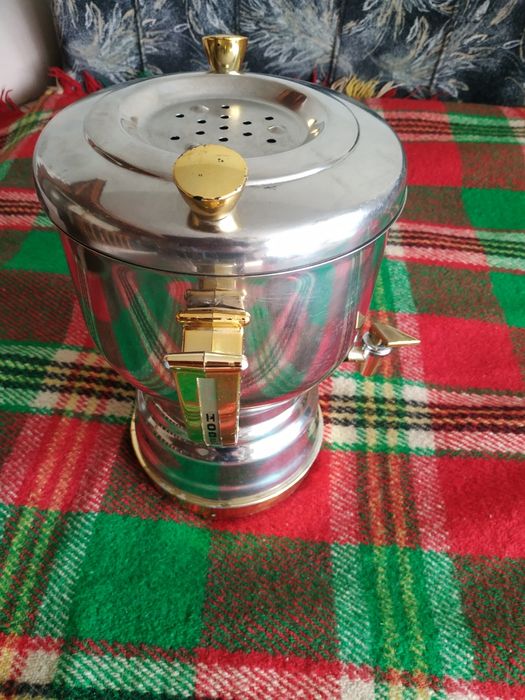 Самовар за гореща вода, чай, кафе и други напитки.