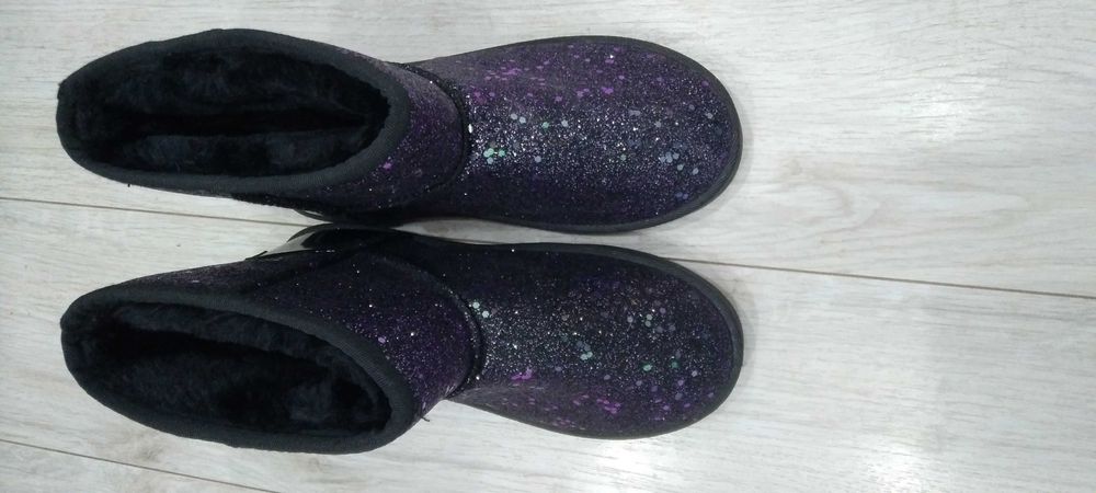 Продам новые сапоги угги