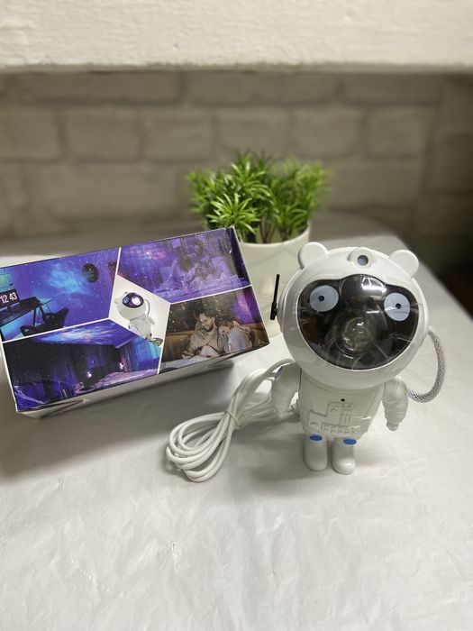 Лампа във формата на астронавт – идеална за спалня и детска стая