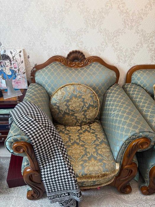 Продам набор диван и два кресла