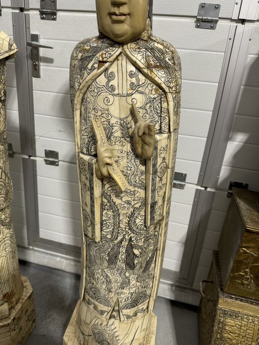 Doua statueta chinezesti din lemn, imbracate in os