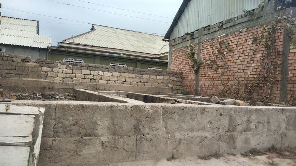 Uzumbog hovli uy srochna sotiladi