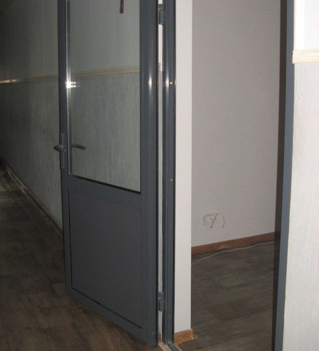 Продам двери из аллюминевого профиля